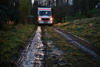 WINNENDEN-SCHELMENHOLZ: Rettungswagen bleibt im Schlamm stecken - 2 RTW muss Patient abholen.